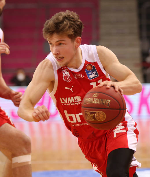 凭借扎实的 凭借扎实的